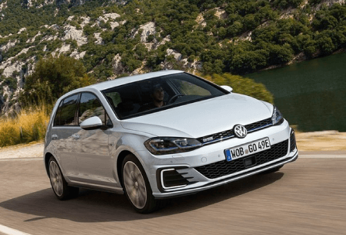 Volkswagen Golf terá versões híbrida e elétrica no Brasil